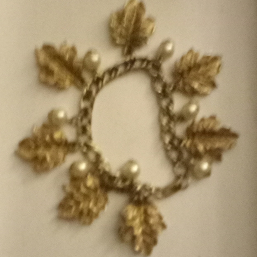 Antique bracelet Pearl leaf color gold